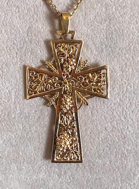 Croix rayonnante à décor de raisins, en or jaune-photo-2