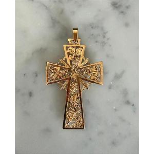 Radiating Cross With Grape Motif, In Yellow Gold