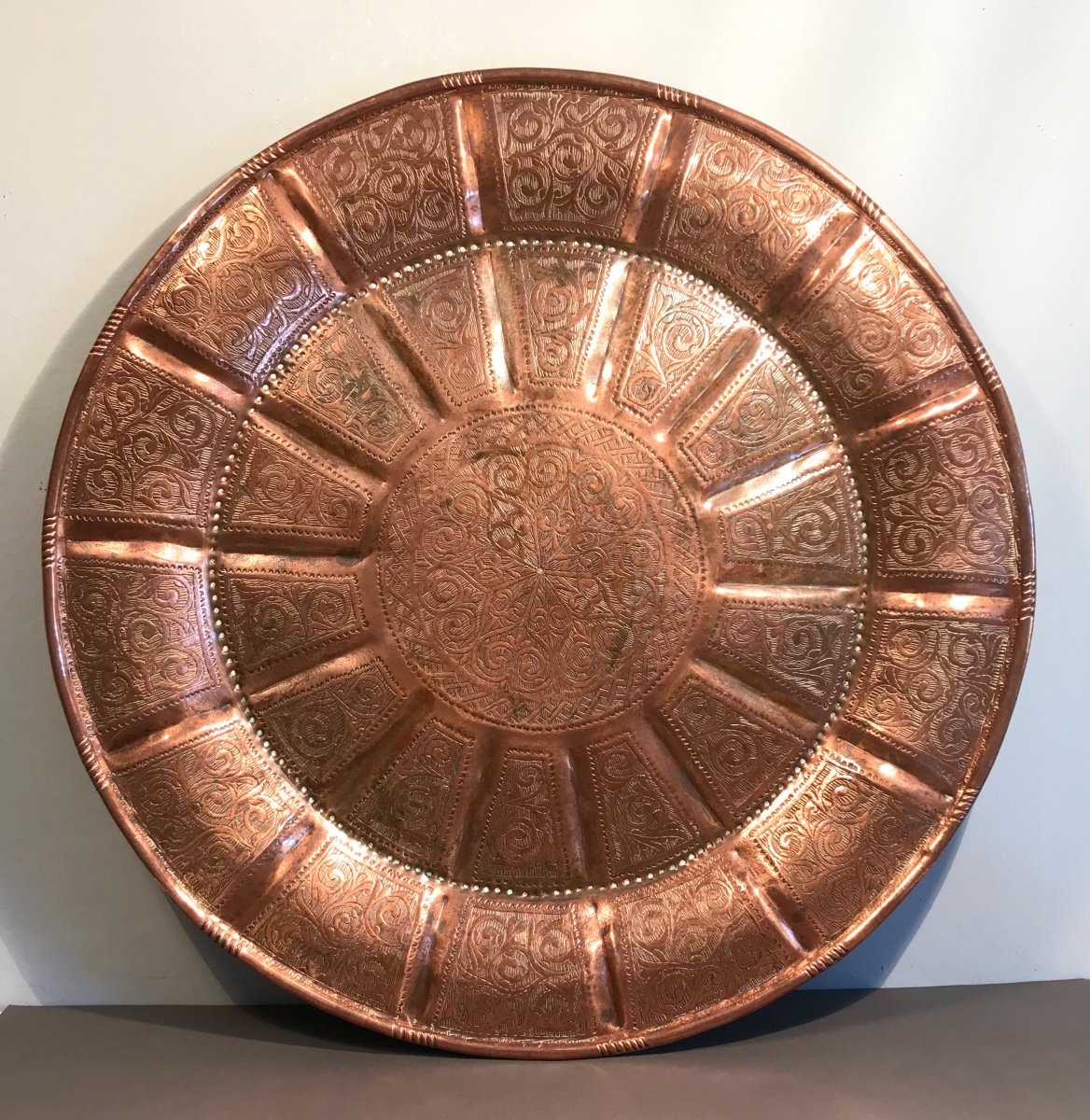 Islamic Art Large Ottoman/central Asia  Tray With Gadroons Embossed Copper Nineteenth Diameter 53.5 Cm-photo-2