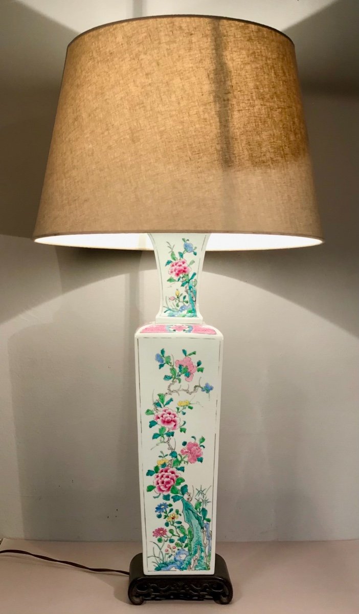 Art d’Asie Fin XIXème Grande Lampe En Porcelaine émaillée Décor Floral Chinoisant Signée 1900