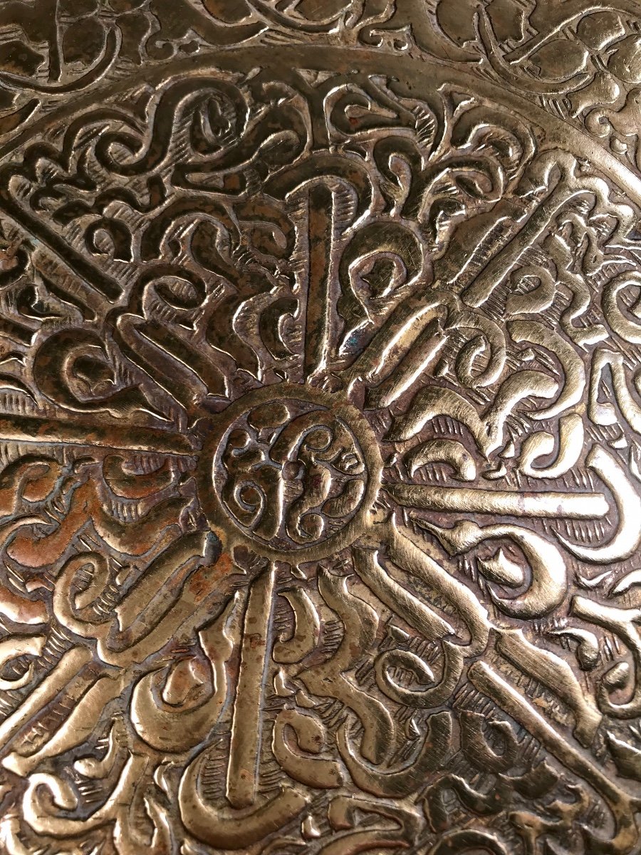 Islamic Art Dinanderie Gilded Copper Tray With Floral Decor 19th Century Chisel Work 32 Cm-photo-4