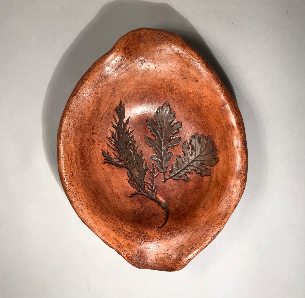 Art Populaire Plat Terre Cuite Patiné à Empreintes Végétales Début XXème Haute-provence 