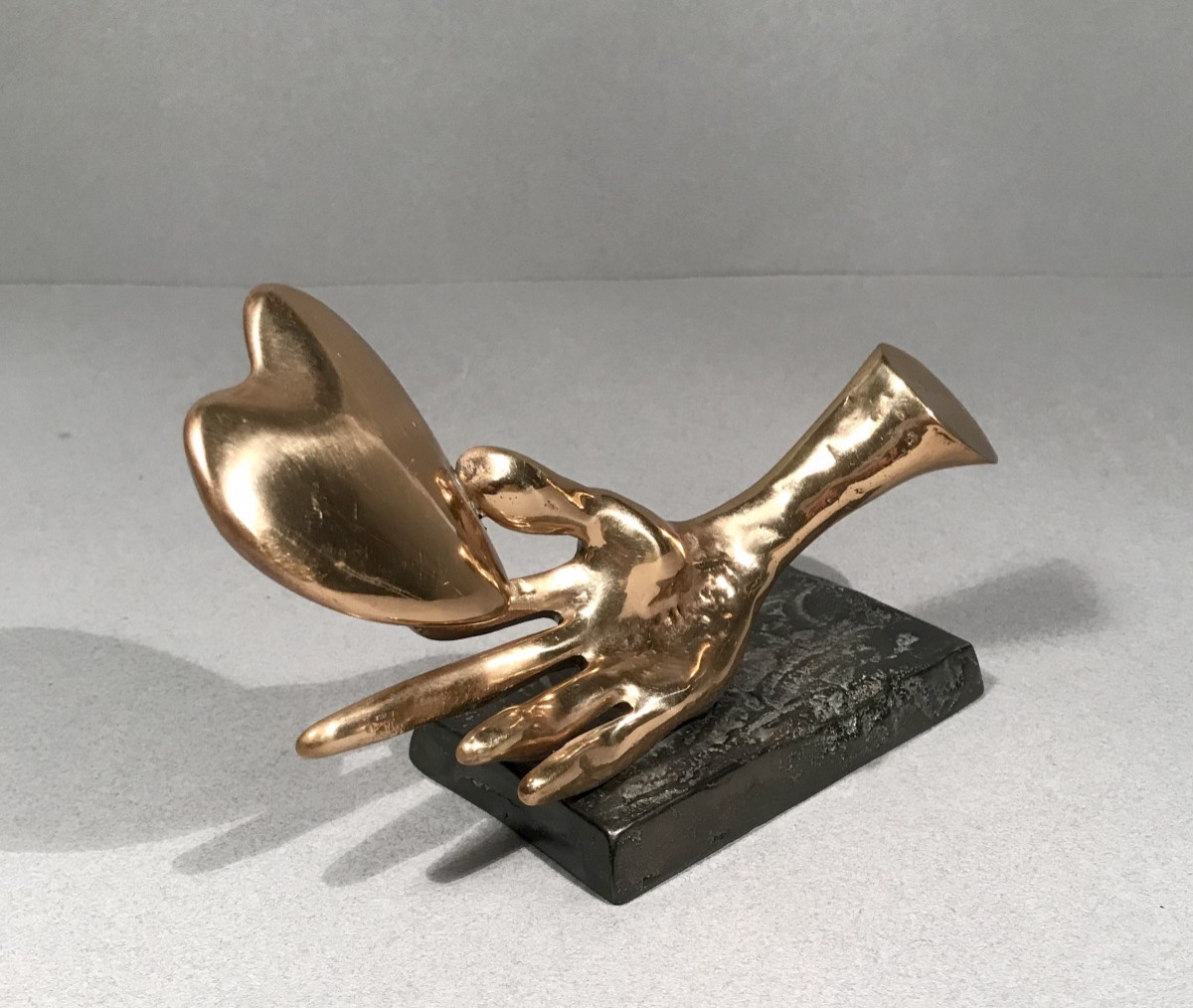 Art Moderne Sculpture Yves Lohé «le Cœur Sur La Main» Bronze à Patine Dorée XXème Siècle Signé-photo-1