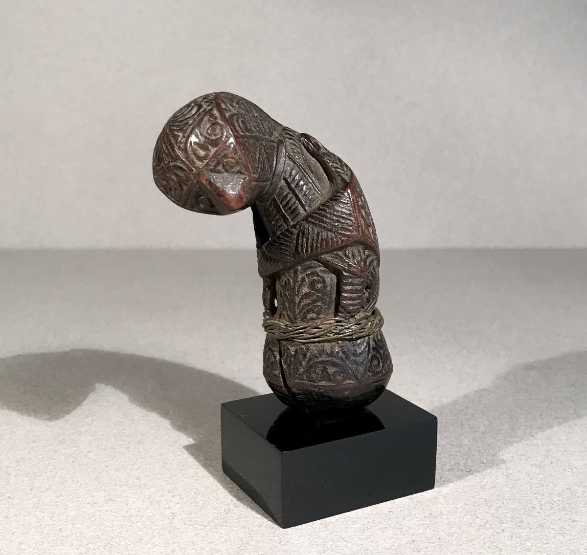 Arts Premiers Indonésie Nord Java Poignée de Kriss anthropo-zoomorphe Bois sculpté Début 19ème -photo-1