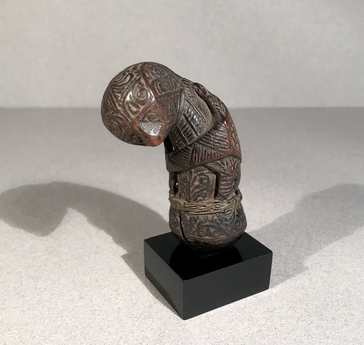 Arts Premiers Indonésie Nord Java Poignée de Kriss anthropo-zoomorphe Bois sculpté Début 19ème 