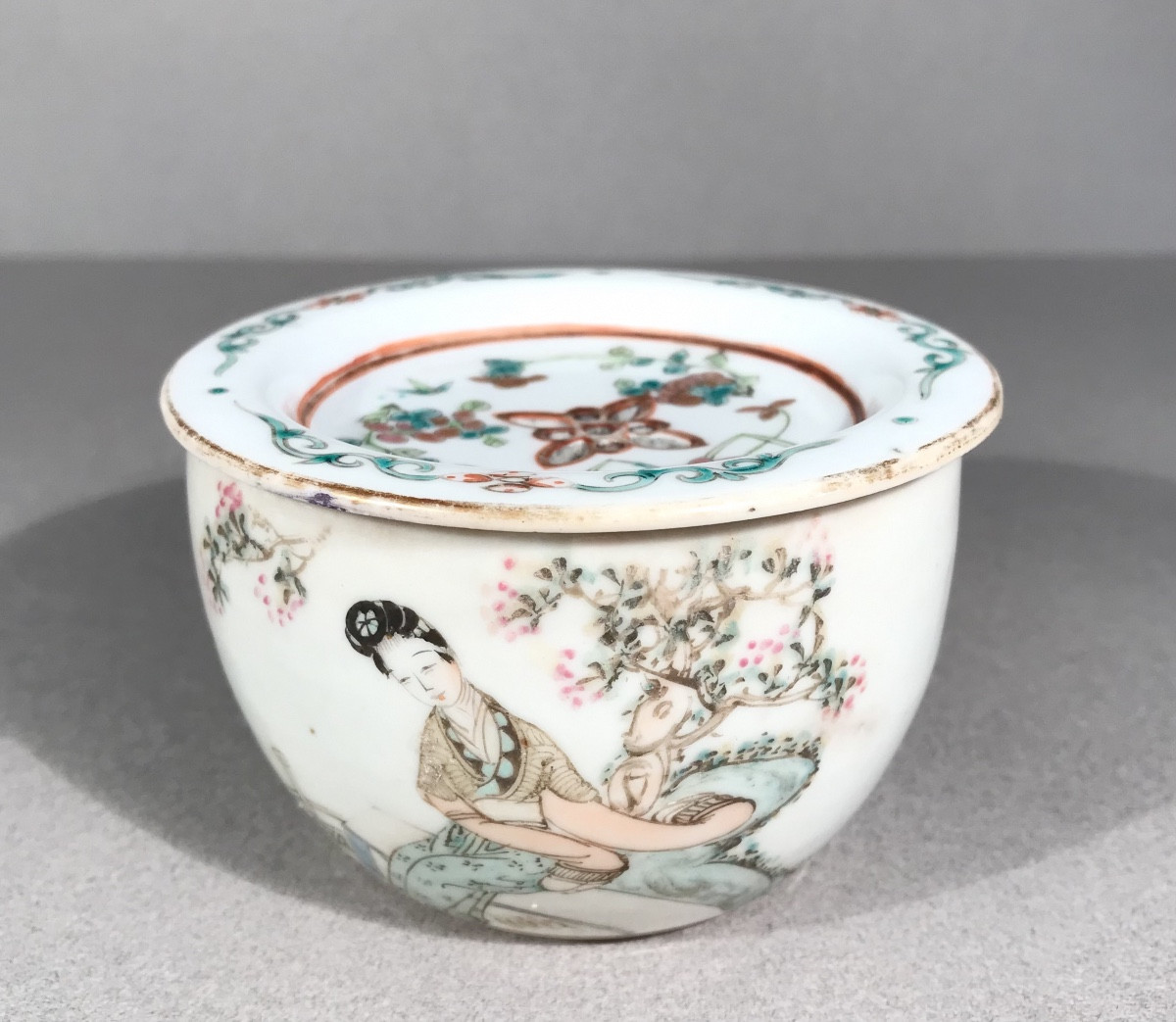 Arts d’Asie Chine Boîte à grillon Porcelaine Décor floral, de Jeune Princesse, Poème Fin XIXème