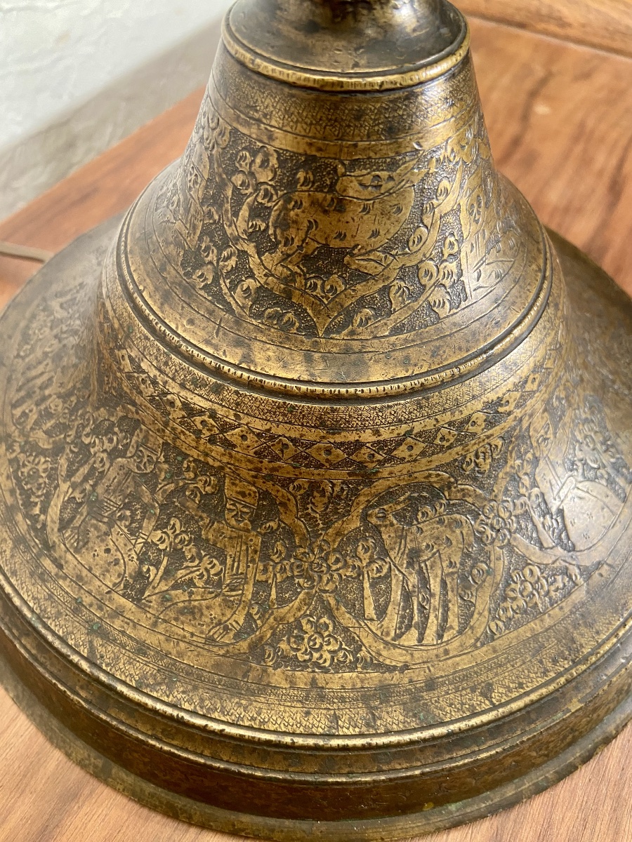 Islamic Art, Syria: Large Engraved And Nielloed Brass Lamp With A Rotating Decoration Depicting Animated Scenes, 19th–20th Centuries