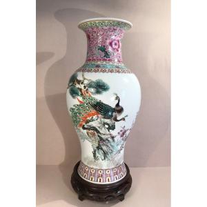 Chine Arts D’asie Vase Balustre Porcelaine émaillée Décor De Paons Famille Rose XXème Siècle 
