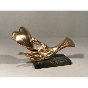 Art Moderne Sculpture Yves Lohé «le Cœur Sur La Main» Bronze à Patine Dorée XXème Siècle Signé