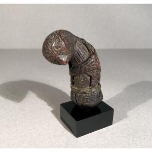 Arts Premiers Indonésie Nord Java Poignée de Kriss anthropo-zoomorphe Bois sculpté Début 19ème 
