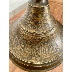 Art islamique Syrie Grande lampe laiton gravé niellé décor tournant de scènes animées XIX-XXème