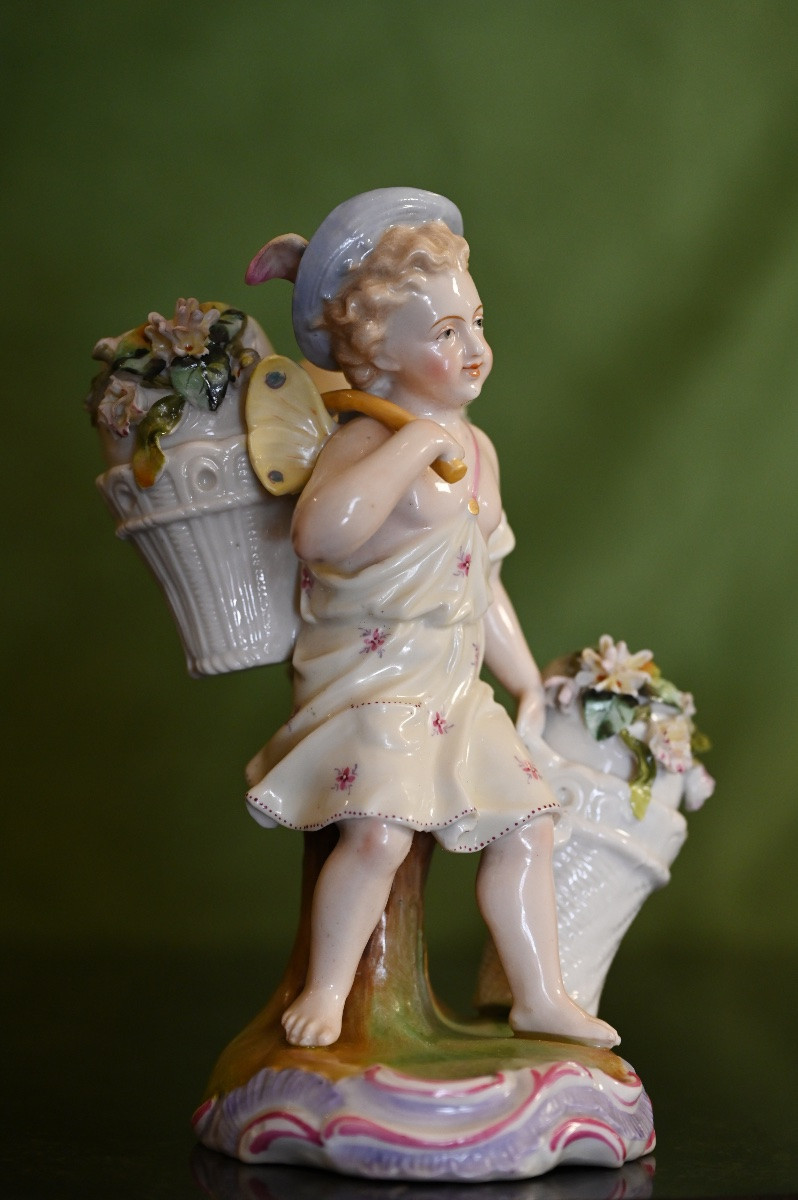 Polychrome Porcelain Group. Putto With A Basket Of Flowers. Germany, 19th Century-photo-2