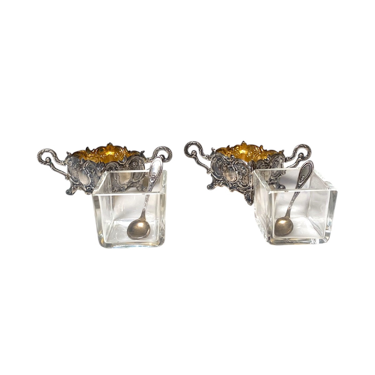 Paire de salières en argent, avec godets en cristal et petites cuillères. Début XXe siècle.-photo-2