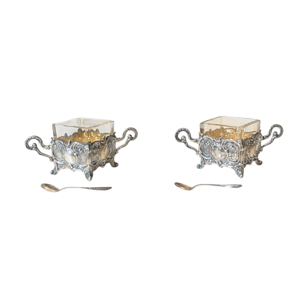 Paire de salières en argent, avec godets en cristal et petites cuillères. Début XXe siècle.