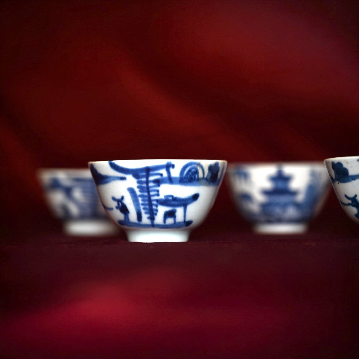 Cinq petites tasses à saké en porcelaine bleu et blanc – Chine, début XXᵉ siècle-photo-2