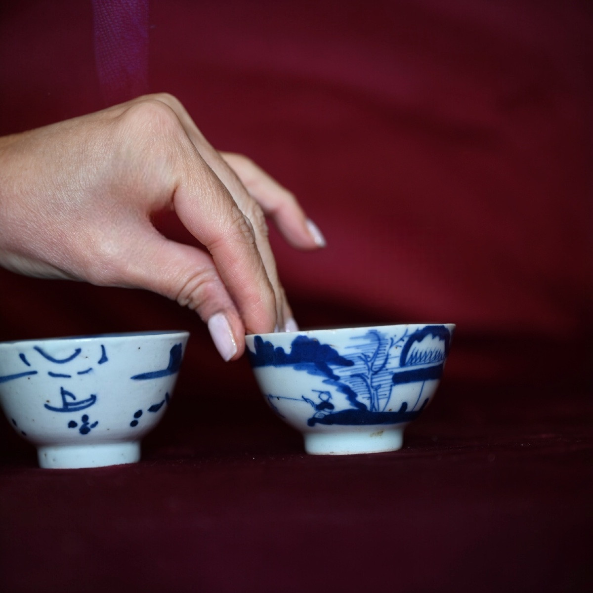 Cinq petites tasses à saké en porcelaine bleu et blanc – Chine, début XXᵉ siècle-photo-3