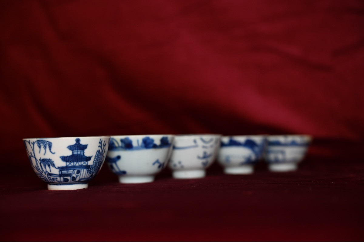 Cinq petites tasses à saké en porcelaine bleu et blanc – Chine, début XXᵉ siècle-photo-4