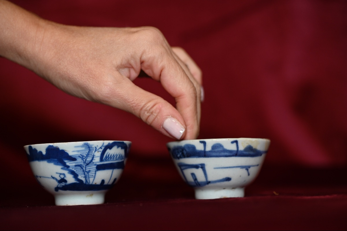 Cinq petites tasses à saké en porcelaine bleu et blanc – Chine, début XXᵉ siècle-photo-2