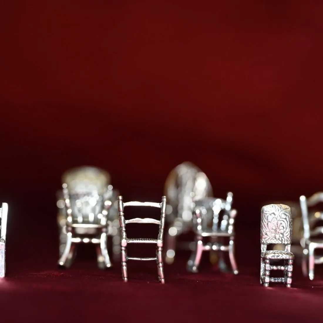 Ensemble de 11 Chaises Miniatures en Argent 800 – Italie, XXᵉ Siècle-photo-3