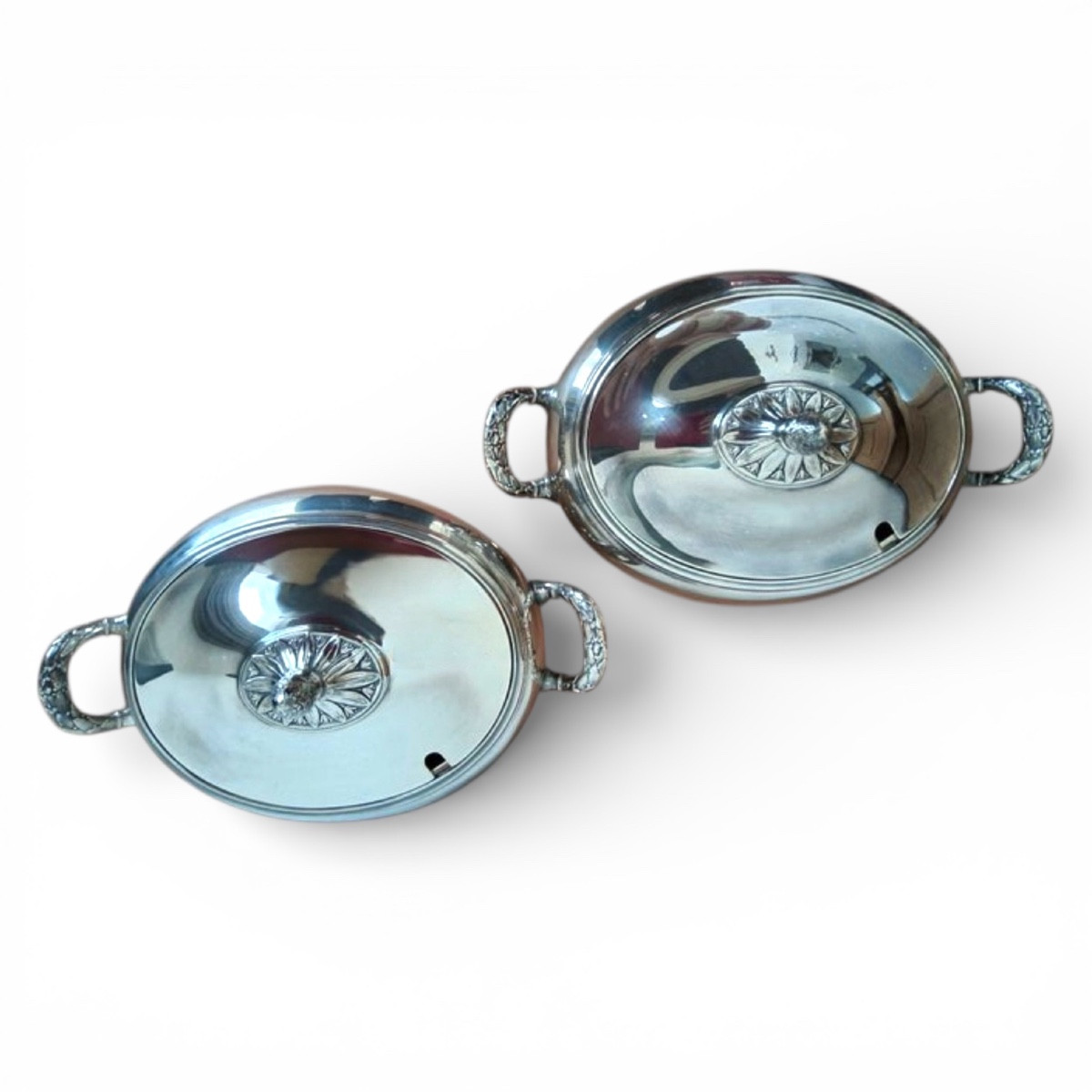 Paire de saucières jumelles avec couvercle. Angleterre, début du XXᵉ siècle.-photo-2