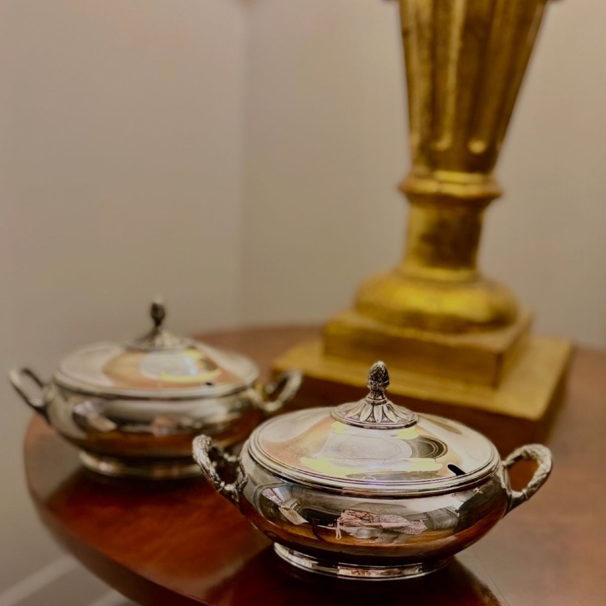 Paire de saucières jumelles avec couvercle. Angleterre, début du XXᵉ siècle.-photo-1