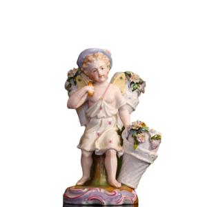 Groupe En Porcelaine Polychrome. Chérubin Avec Panier De Fleurs. Allemagne, XIXe Siècle