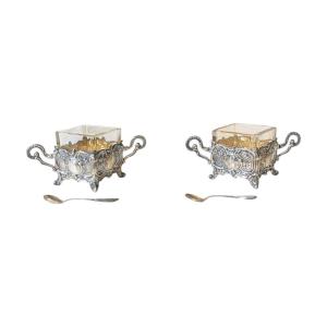 Paire de salières en argent, avec godets en cristal et petites cuillères. Début XXe siècle.