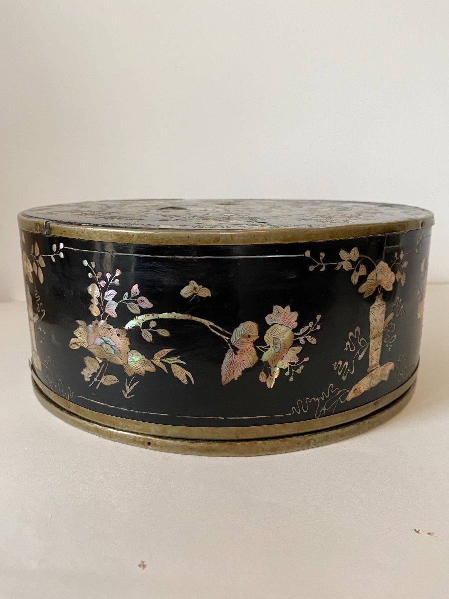 China 19th Century Circular Mother-of-pearl Compartment Box Inlaid With Engraved Motifs-photo-2