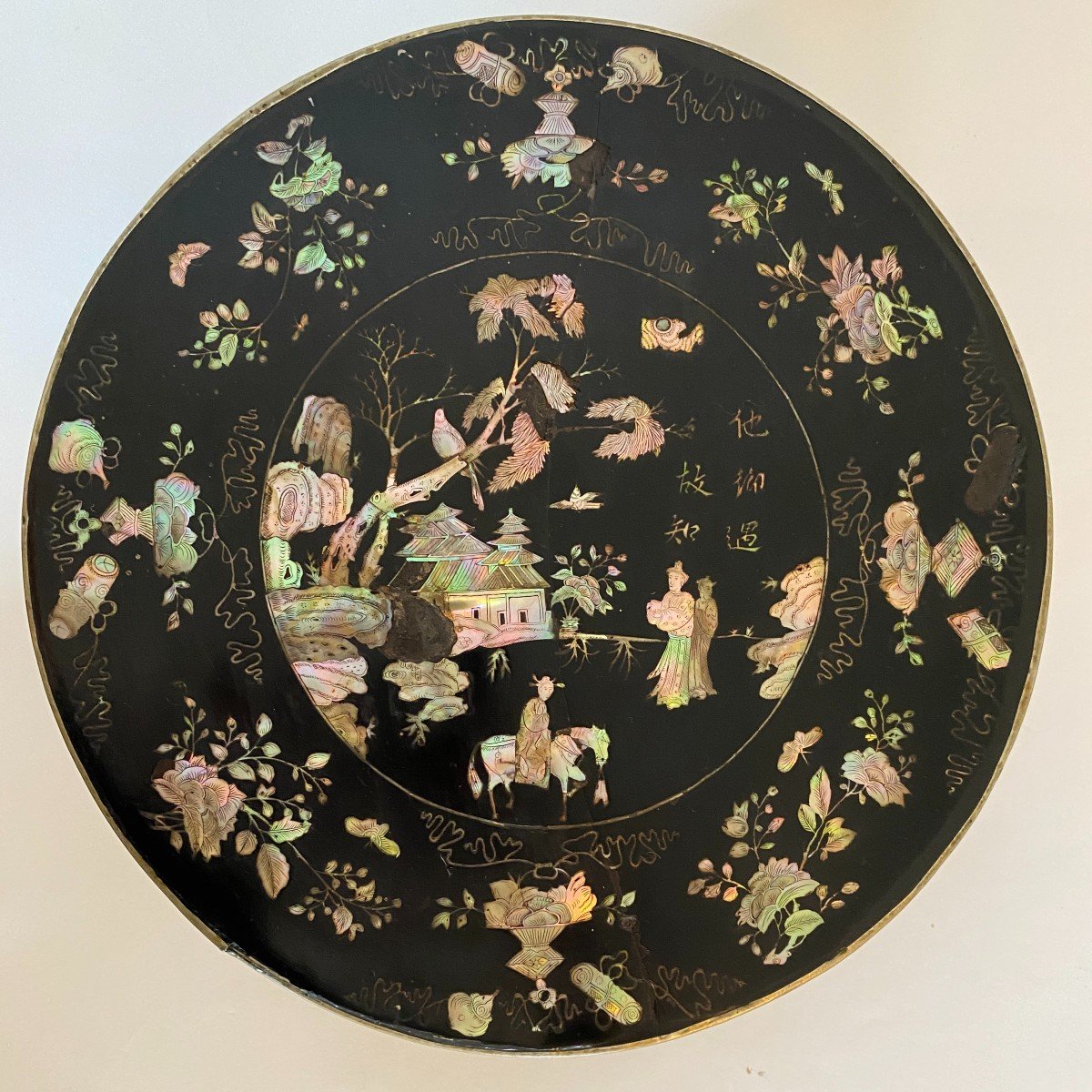 China 19th Century Circular Mother-of-pearl Compartment Box Inlaid With Engraved Motifs