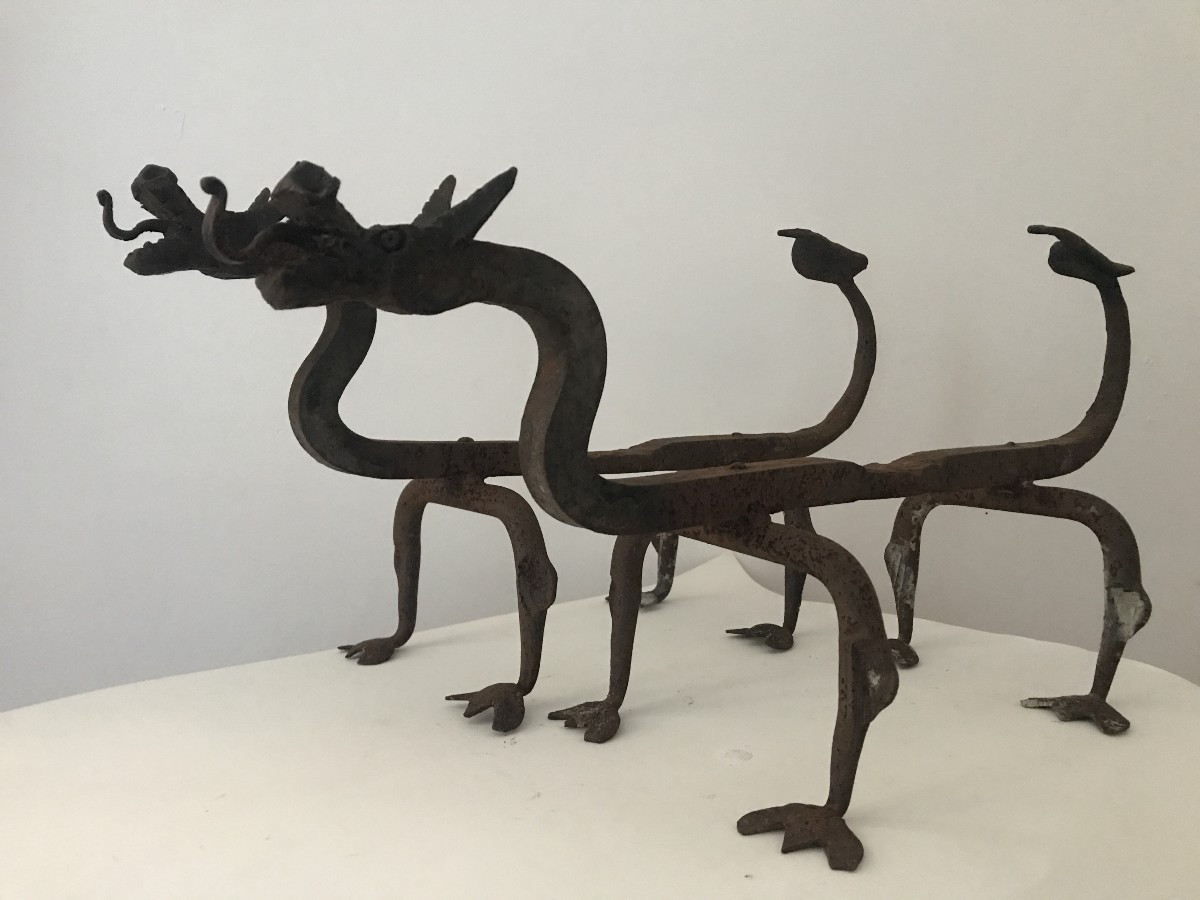 Paire de Chenets en fer forgé, sculptures de dragons, animal fantastique, Viardot. Japon. XXé.