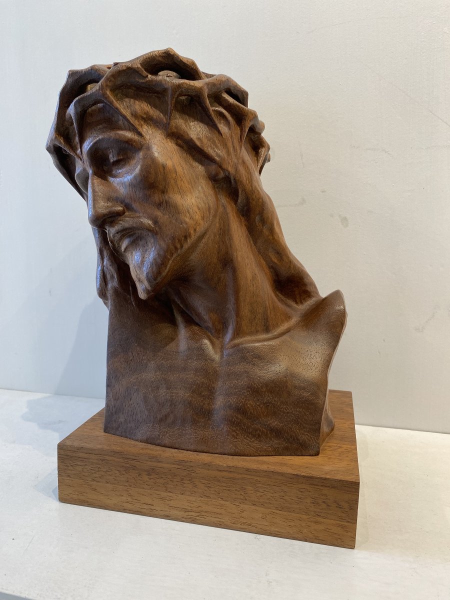 Portrait du Christ sculpture en noyer (taille directe) signée Sosson (Louis Sosson) vers 1930.