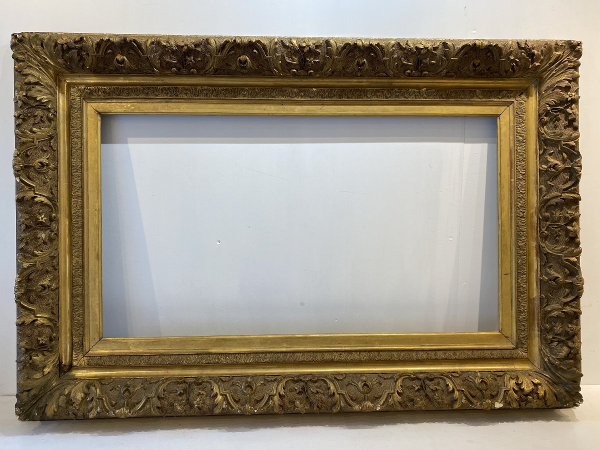 Important cadre de salon, XIX ème siècle, en stuc doré à la feuille, bon état.