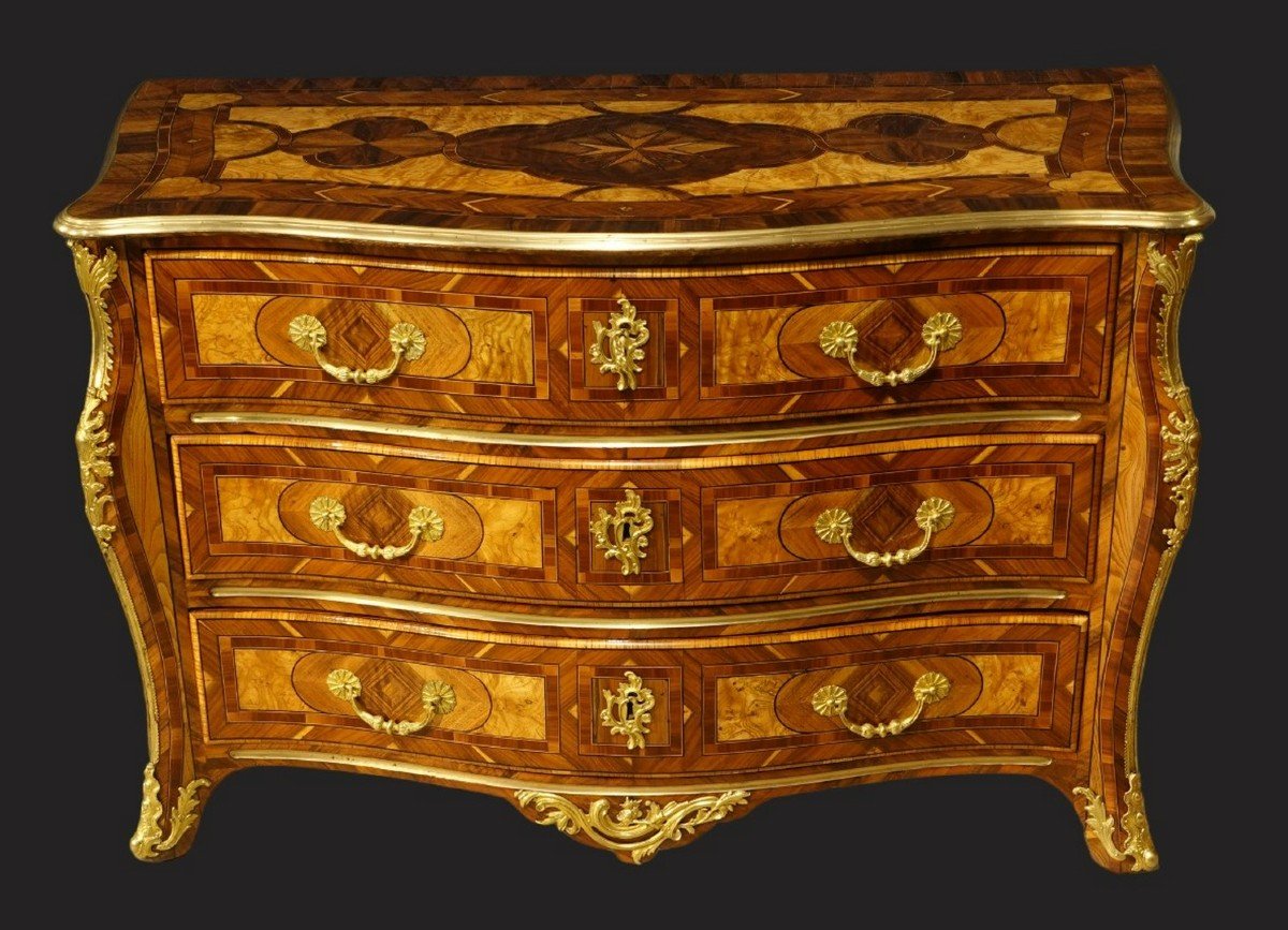 Rare ''heart'' Chest Of Drawers Inlaid With Native Woods From The Regency Period