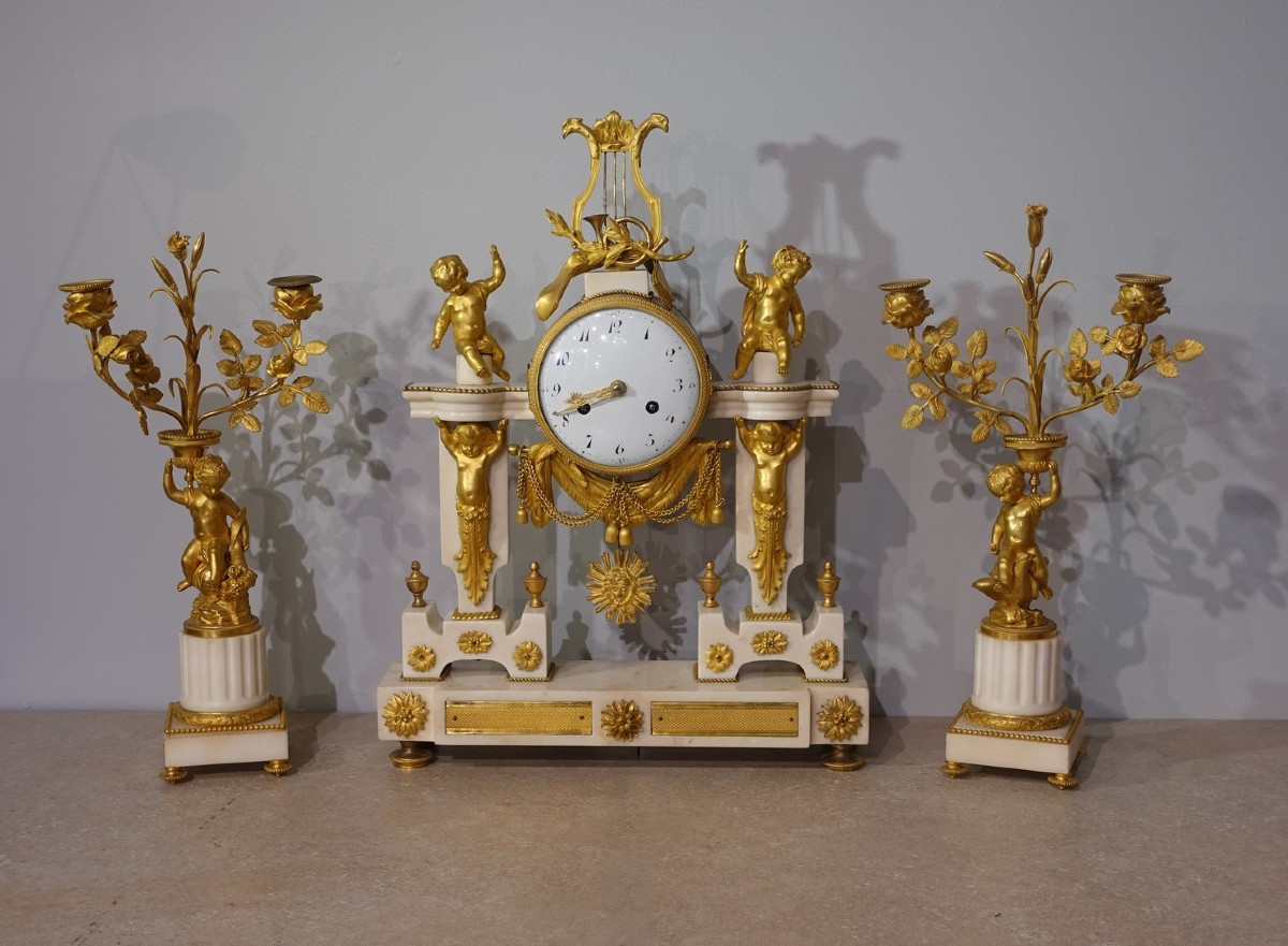 Garniture de cheminée aux Attributs de la Musique d'époque Louis XVI
