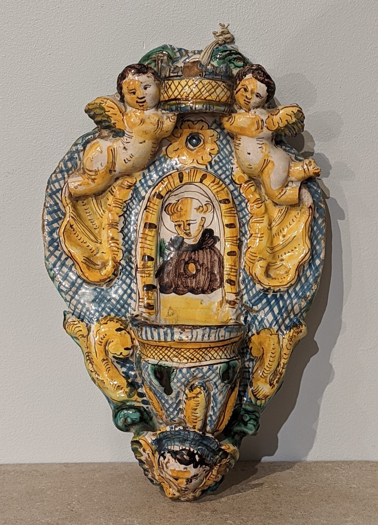 Bénitier d'applique en faïence, Italie, XVII° siècle