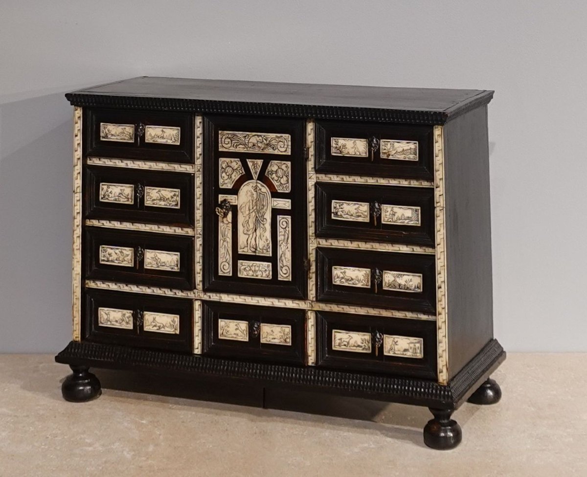 Small 17th-century Italian Cabinet-photo-4