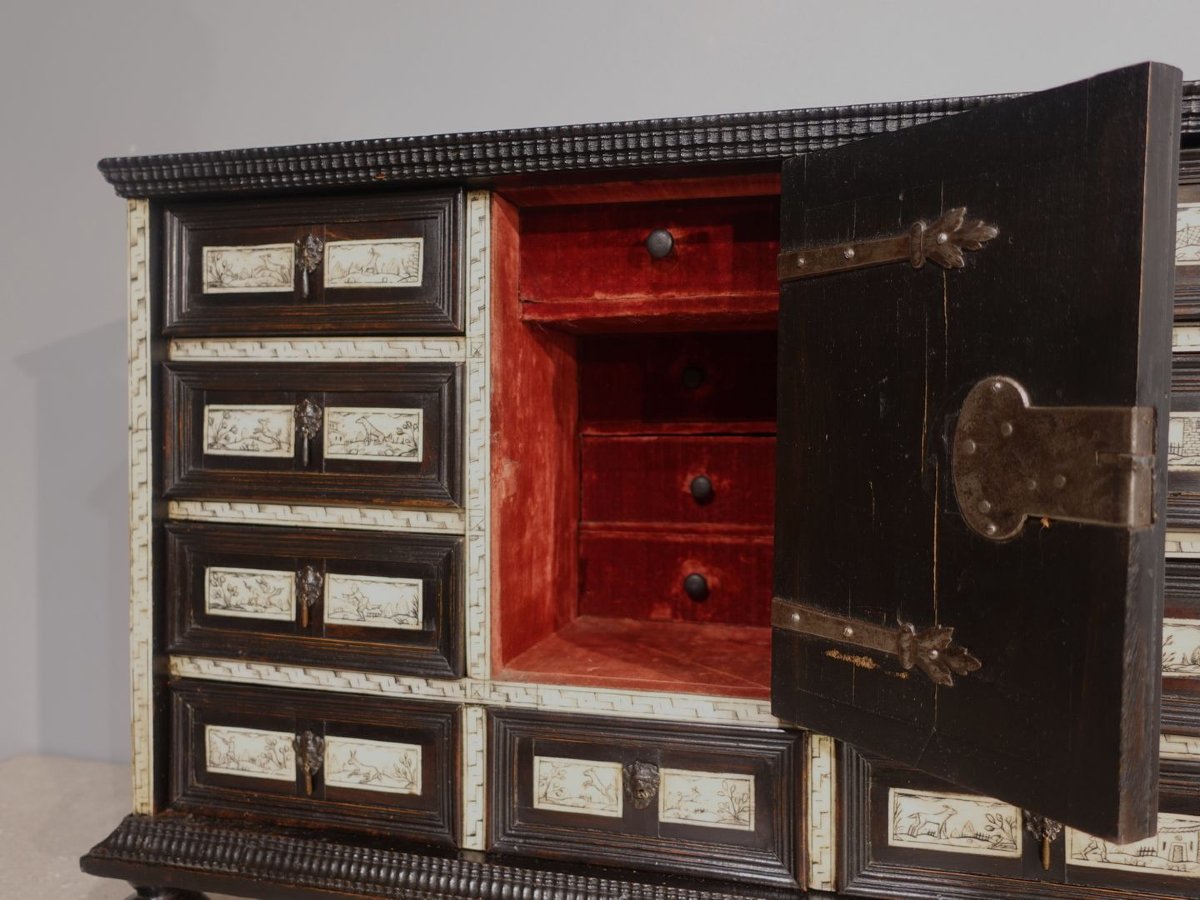 Small 17th-century Italian Cabinet-photo-2