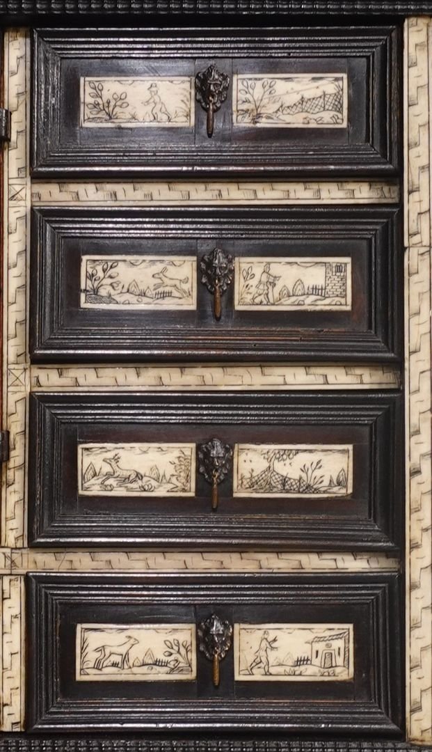 Small 17th-century Italian Cabinet-photo-4
