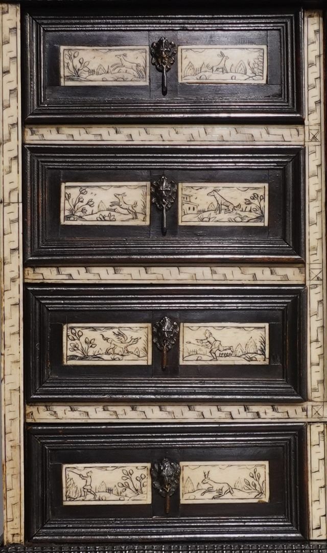 Small 17th-century Italian Cabinet-photo-5
