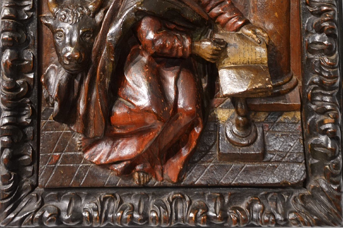 Panneau en bois sculpté polychrome représentant Saint Luc, d’époque XVII°-photo-3