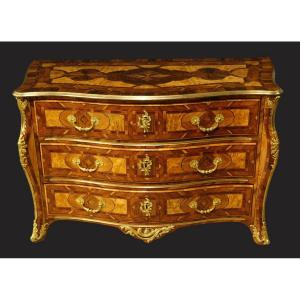 Rare commode ''à cœurs'' d'époque Régence marquetée de bois indigènes 