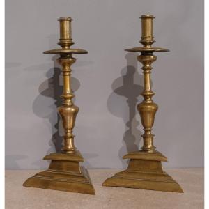 Paire de grands bougeoirs en bronze massif – XVII°