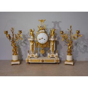 Garniture de cheminée aux Attributs de la Musique d'époque Louis XVI