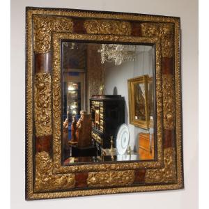 Miroir en ronce de noyer et laiton repoussé d'époque XVII°