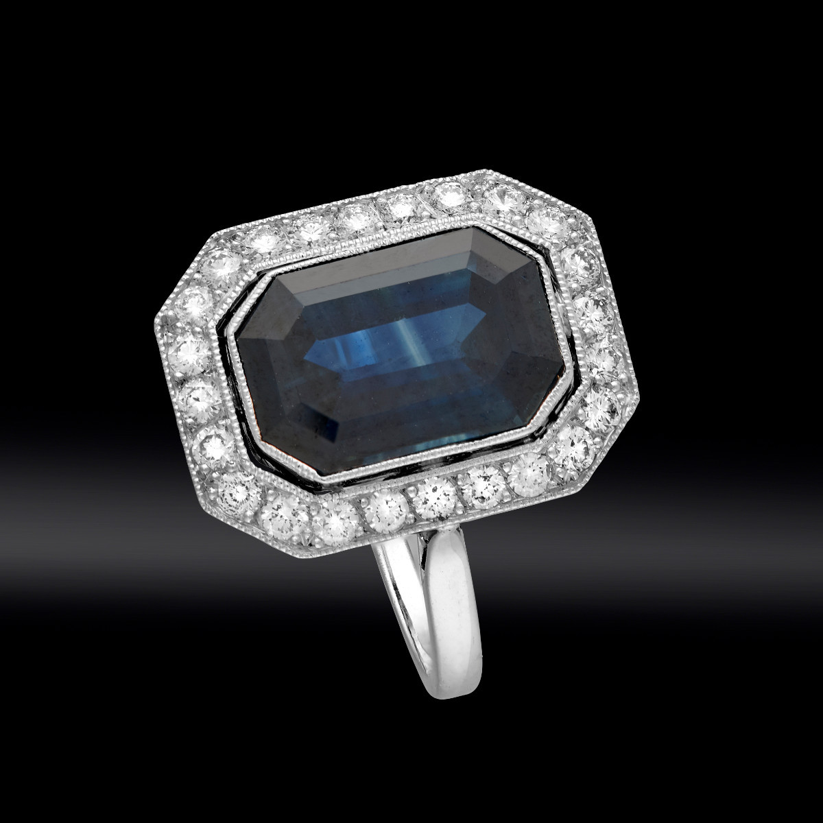 Bague rectangle pans coupés saphir et diamants vers 1920 