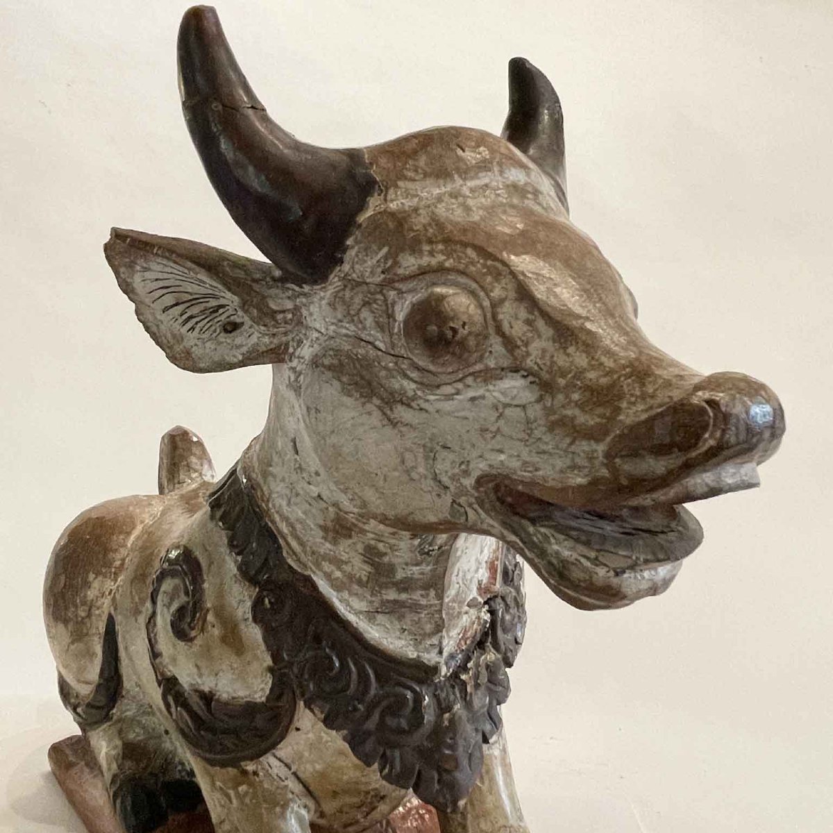 Nandi Cow In Carved And Lacquered Wood-photo-3