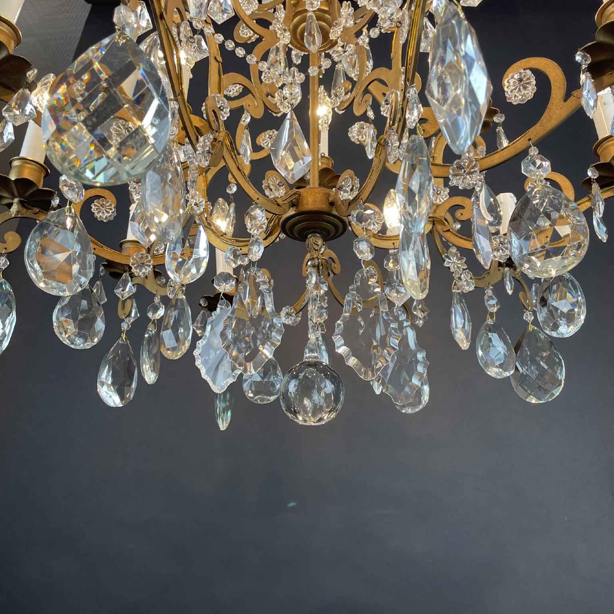 Lustre Italien à Quinze Lumières En Fer Doré Et Cristaux 1950s-photo-1
