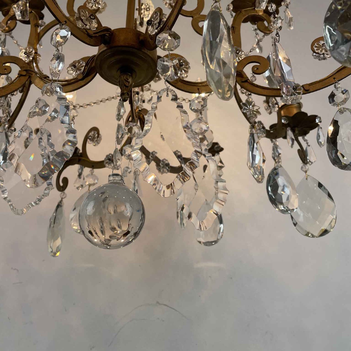 Lustre Italien à Quinze Lumières En Fer Doré Et Cristaux 1950s-photo-3