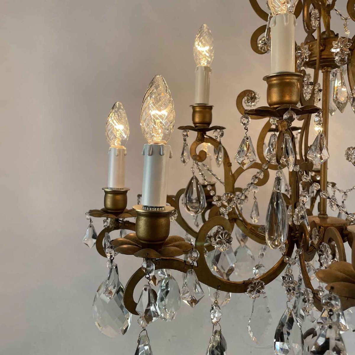 Lustre Italien à Quinze Lumières En Fer Doré Et Cristaux 1950s-photo-6