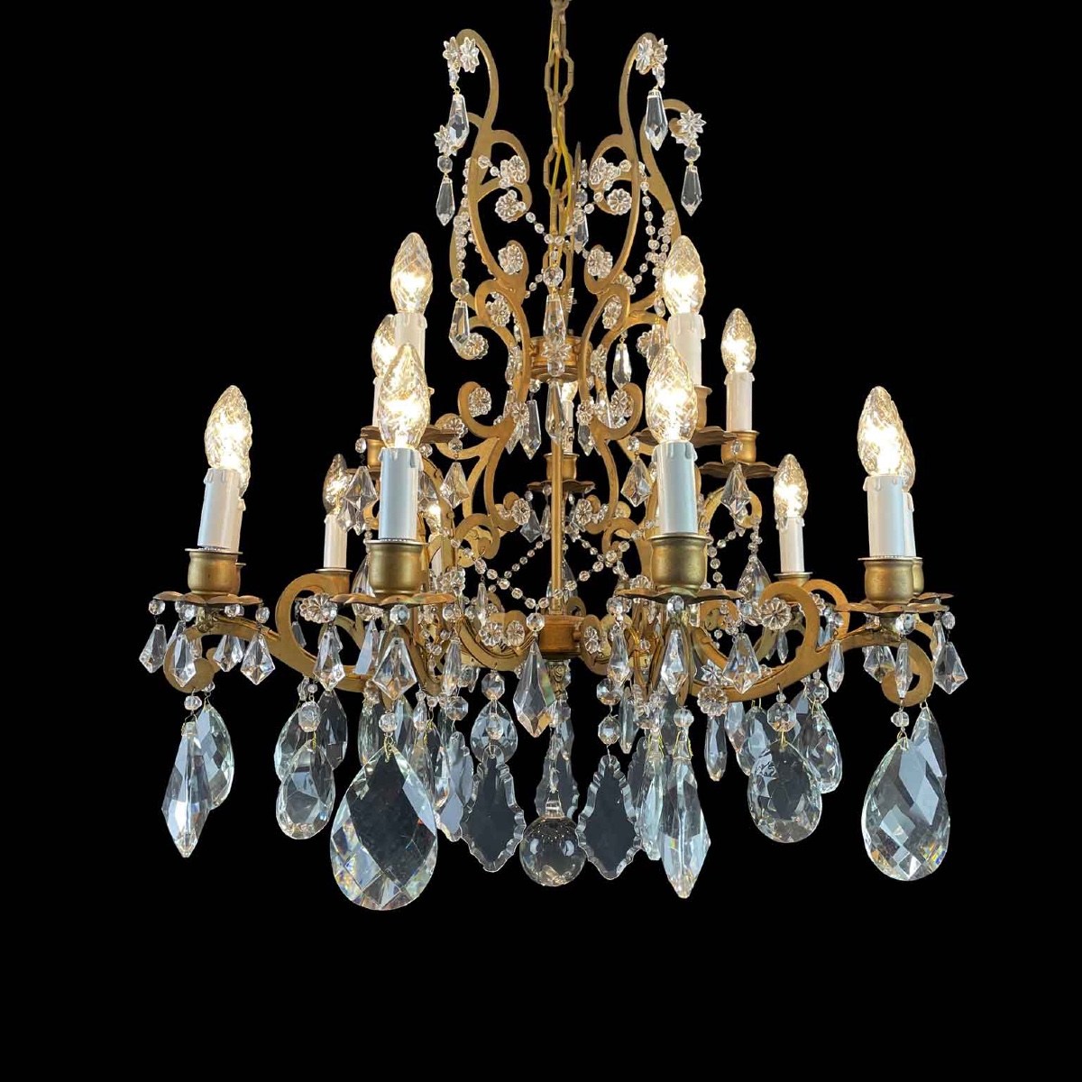 Lustre Italien à Quinze Lumières En Fer Doré Et Cristaux 1950s